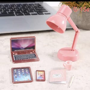 Set de accesorios para elfos: portátil en miniatura, ordenador para muñecas, lámpara, teléfono y tableta. Rosa