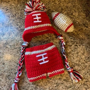 San Francisco 49&#39;ers Baby Boy Hat FOOTBALL Newborn girl Crochet With Ear Flaps 0 3 6 12 months Steelers Browns photo prop Niners Rams Bills