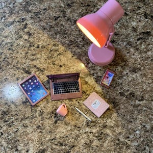 Set de accesorios para elfos: portátil en miniatura, ordenador para muñecas, lámpara, teléfono y tableta. imagen 10