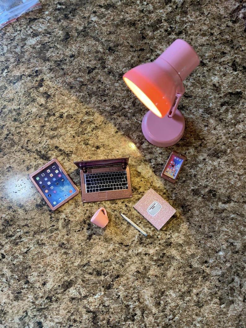 Set de accesorios para elfos: portátil en miniatura, ordenador para muñecas, lámpara, teléfono y tableta. imagen 10