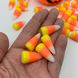 Puede incluir: Un juego de tres tazas de cer&aacute;mica con un acabado moteado y mate. Las tazas son en tonos crema, marr&oacute;n claro y marr&oacute;n oscuro. Cada taza tiene un dise&ntilde;o simple y minimalista y un asa redondeada. Las tazas son probablemente para caf&eacute; o t&eacute;.