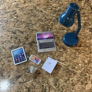 Set de accesorios para elfos: portátil en miniatura, ordenador para muñecas, lámpara, teléfono y tableta. Azul