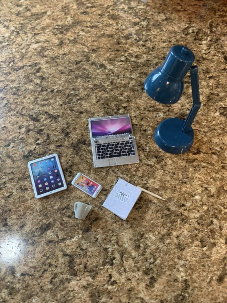 Set de accesorios para elfos: portátil en miniatura, ordenador para muñecas, lámpara, teléfono y tableta. Azul