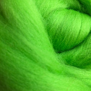Apple Green Merino Wool Roving: 23 Micron Fiber for Spinning & Felting