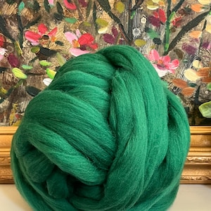 Hunter Green Merino Wool Roving: Soft Fiber for Spinning & Felting