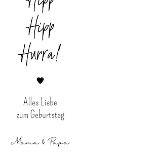 以下が含まれることがあります： 白い背景に黒い文字で「Hipp Hipp Hurra!」と書かれ、黒いハートのシンボルがあります。ハートの下には「Alles Liebe zum Geburtstag Mama & Papa」と書かれています。