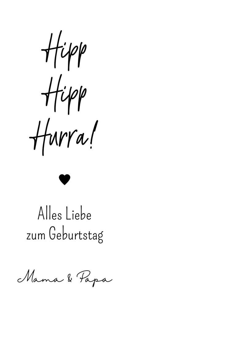 以下が含まれることがあります： 白い背景に黒い文字で「Hipp Hipp Hurra!」と書かれ、黒いハートのシンボルがあります。ハートの下には「Alles Liebe zum Geburtstag Mama & Papa」と書かれています。