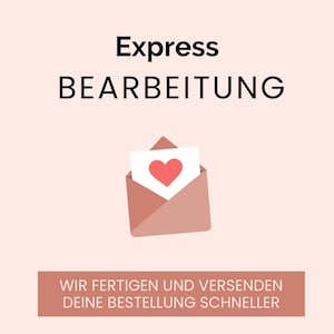 Könnte beinhalten: Grafik mit den Worten "Express BEARBEITUNG" in schwarzem Text auf rosa Hintergrund. Darunter eine Illustration eines offenen Umschlags mit einem Herz auf einer Karte. Der Text "WIR FERTIGEN UND VERSENDEN DEINE BESTELLUNG SCHNELLER" befindet sich in einem braunen Rechteck.