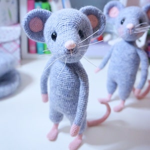 Mouse crochet pattern with clothing include clothing pattern image 3