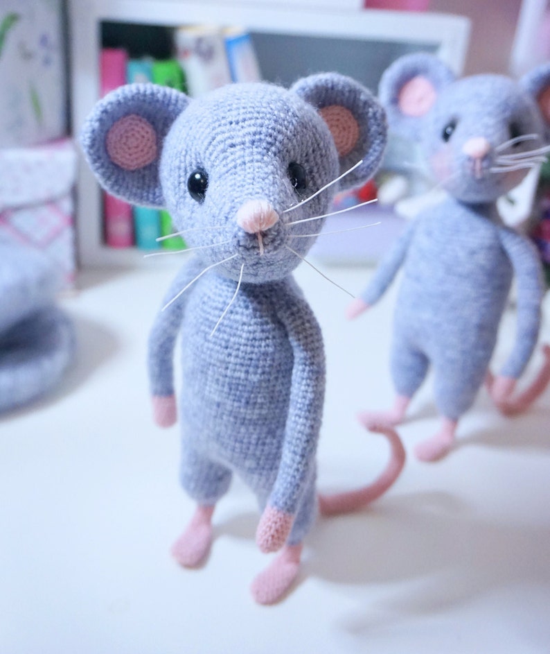 Mouse crochet pattern with clothing include clothing pattern image 3