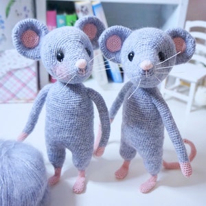 Mouse crochet pattern with clothing include clothing pattern image 2