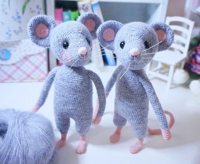 Mouse crochet pattern with clothing include clothing pattern image 2