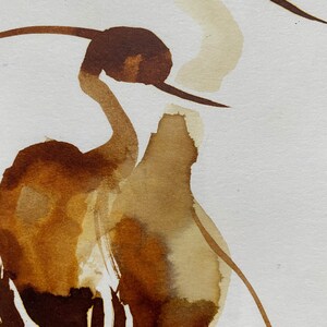 Puede incluir: Pintura de acuarela de dos p&aacute;jaros marrones con cuellos largos y picos. Los p&aacute;jaros est&aacute;n pintados en un estilo minimalista con l&iacute;neas suaves y fluidas.