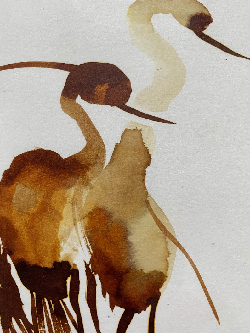 Puede incluir: Pintura de acuarela de dos p&aacute;jaros marrones con cuellos largos y picos. Los p&aacute;jaros est&aacute;n pintados en un estilo minimalista con l&iacute;neas suaves y fluidas.