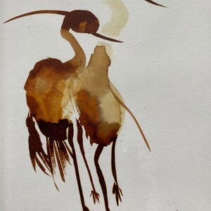 Puede incluir: Pintura de acuarela de dos p&aacute;jaros marrones con cuellos y patas largos. Los p&aacute;jaros est&aacute;n en posici&oacute;n de pie con los cuellos curvados y las cabezas inclinadas. La pintura est&aacute; realizada en un estilo minimalista con un fondo marr&oacute;n claro.
