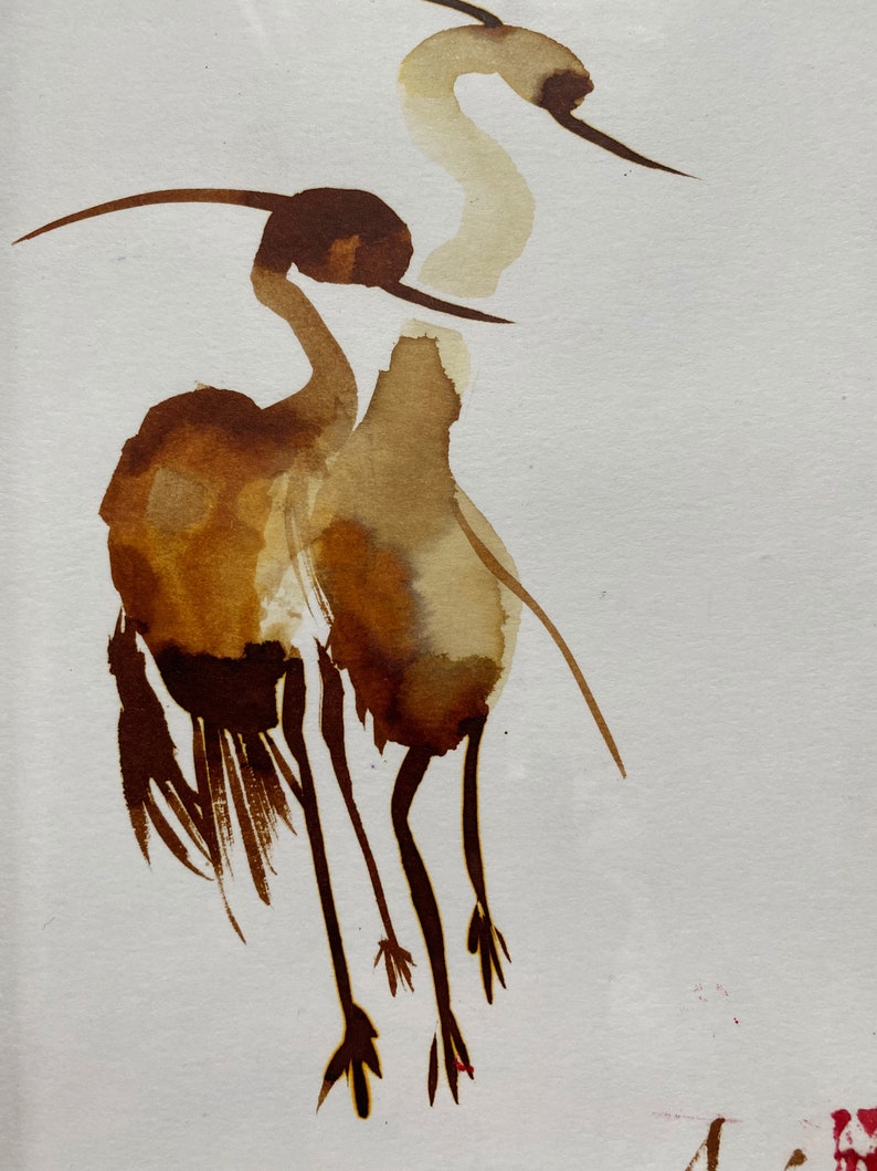 Puede incluir: Pintura de acuarela de dos p&aacute;jaros marrones con cuellos y patas largos. Los p&aacute;jaros est&aacute;n en posici&oacute;n de pie con los cuellos curvados y las cabezas inclinadas. La pintura est&aacute; realizada en un estilo minimalista con un fondo marr&oacute;n claro.