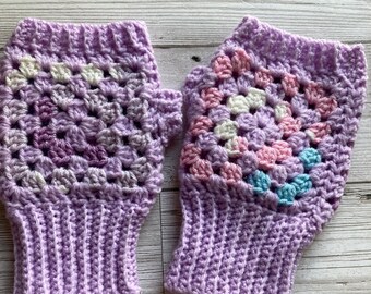 Lila gehaakte oma-handschoenen voor dames: sprankelend bont garen