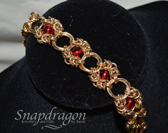 Romanov-armband maliënkolder, rode glaskralen, koperen sieraden