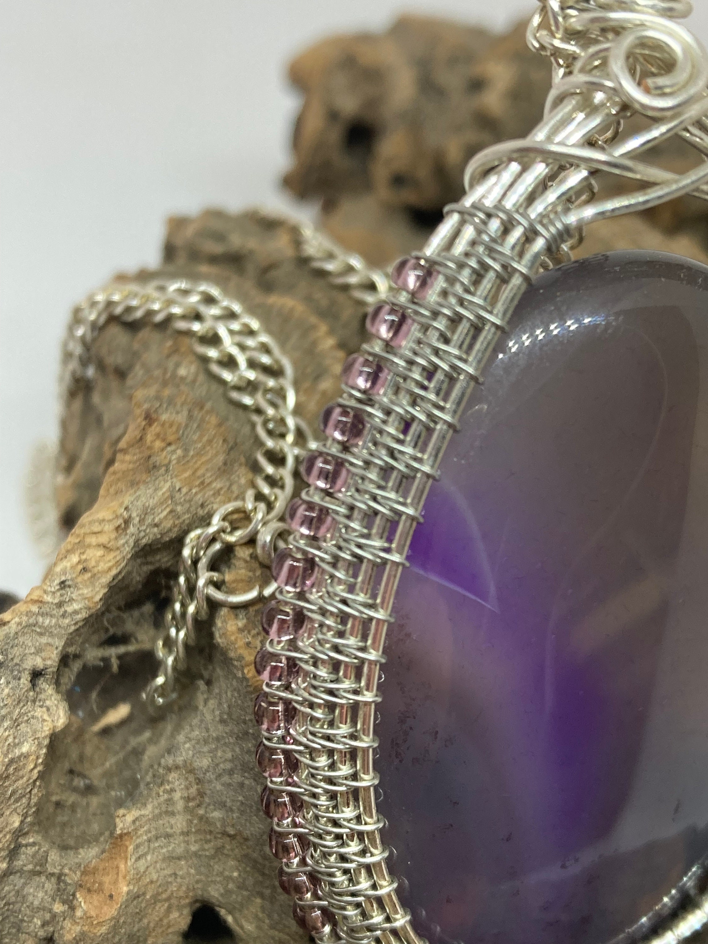 Pendentif Ancien En Métal Doré Avec Une Superbe Agate Pourpre Polie - Bijou Vintage, France