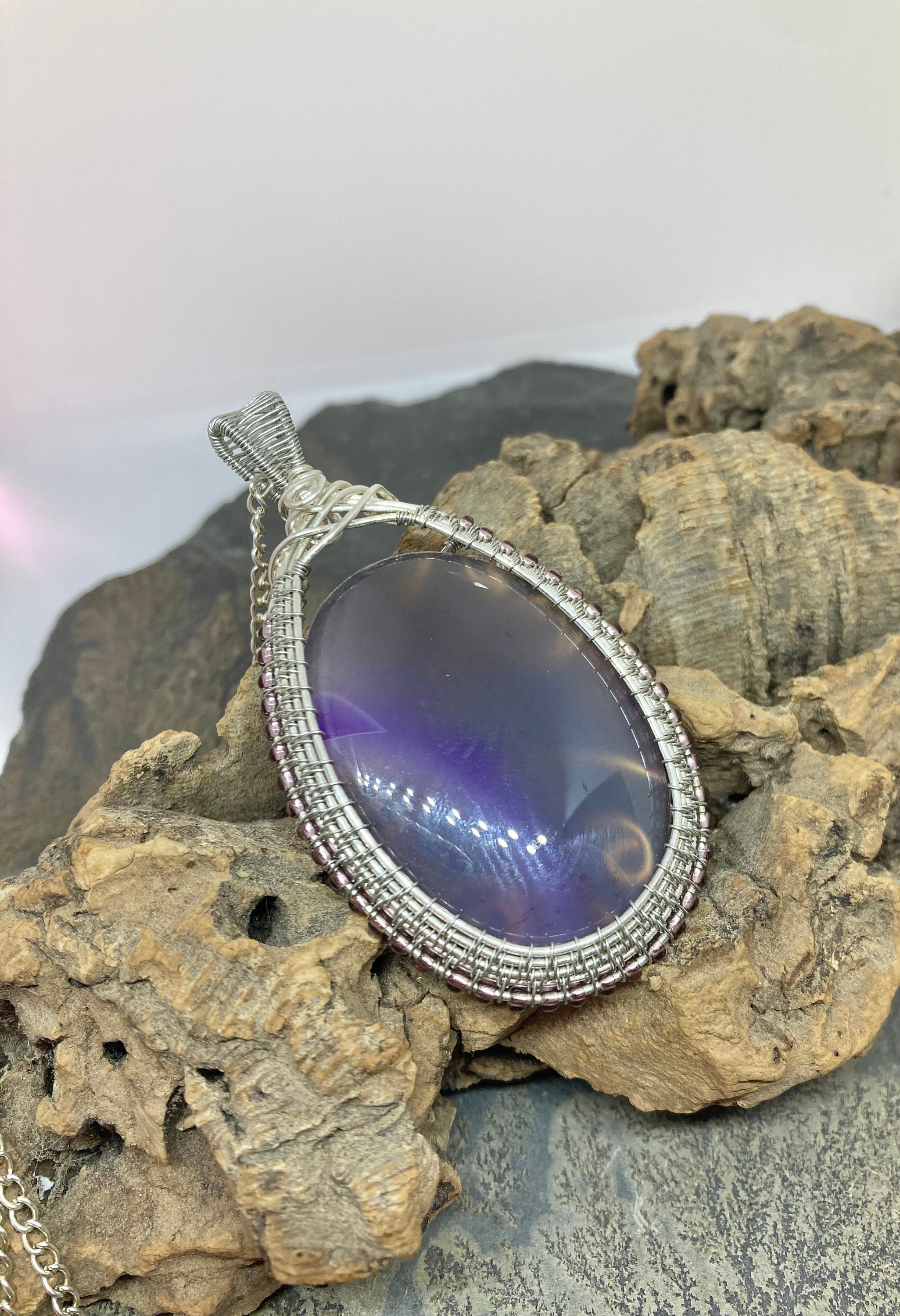 Pendentif Ancien En Métal Doré Avec Une Agate Pourpre Polie - Occasion, Très Bon État, Origine France