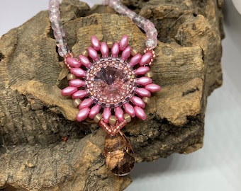 Roze rivoli-kristal peyote-bloemketting, Starburst-hanger met kralen