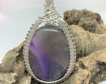 Hanger met draadgewikkelde paarse agaat: verzilverde ketting, rocailledetail