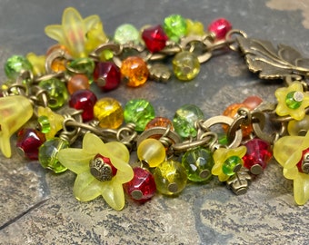 Ensemble bracelet floral et boucles d'oreilles, bracelet en bronze antique avec fleurs en lucite jaune et perles de verre et pendants d'oreilles assortis