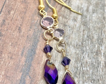 Paarse briolette-hangoorbellen: vergulde druppelsieraden