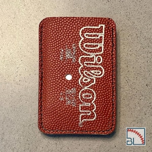 Billetera y tarjetero de cuero con diseño de fútbol de Wilson