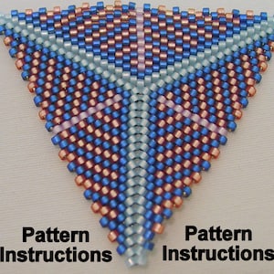 Può includere: Un design a forma di triangolo con perline, con un motivo geometrico in tonalità di blu, rosa e rosso. Le perline sono disposte in un motivo simmetrico, creando un design visivamente accattivante.