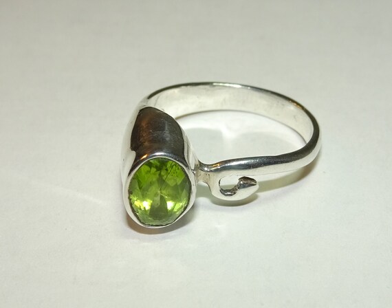 Peridot in Unique Setting Sterling Ring - Size 7 - image 5