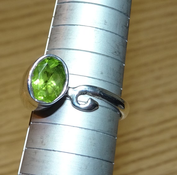 Peridot in Unique Setting Sterling Ring - Size 7 - image 8