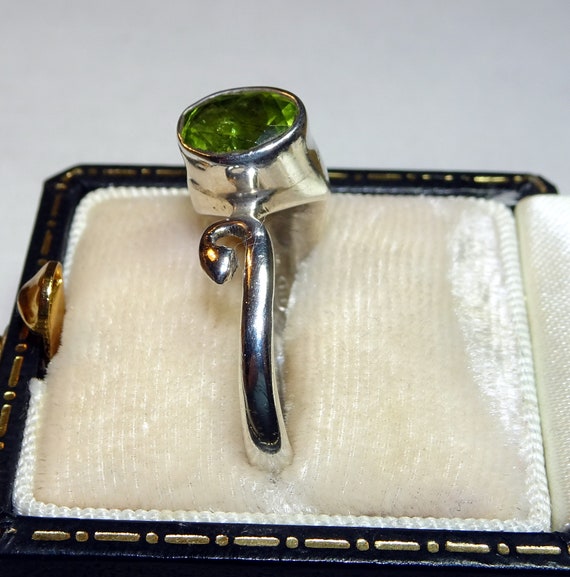 Peridot in Unique Setting Sterling Ring - Size 7 - image 3