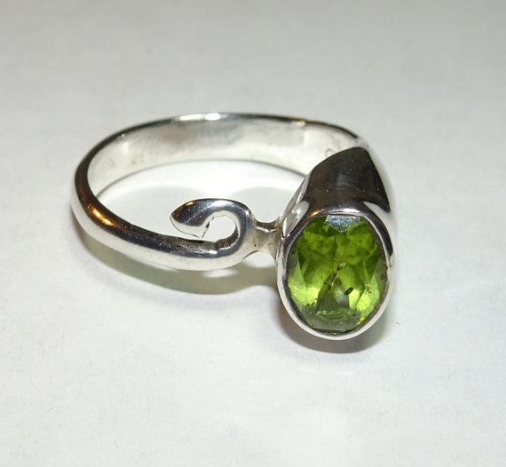 Peridot in Unique Setting Sterling Ring - Size 7 - image 4