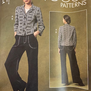 Pode incluir: Padrão de costura Vogue Patterns com um conjunto de jaqueta e calças. A jaqueta tem um padrão em preto e branco e fechamento por botões. As calças são de ganga escura com bolsos grandes e perna larga. O padrão inclui o texto "Vogue Patterns".