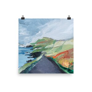Puede incluir: Una pintura de un camino sinuoso a lo largo de una costa con colinas verdes y un cielo azul con nubes. El camino está en primer plano y la costa está en el fondo.