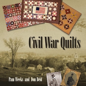 Puede incluir: La portada del libro "Civil War Quilts" presenta tres colchas antiguas en tonos rojos, marrones y dorados. La colcha central muestra una bandera estadounidense. La portada también incluye dos retratos enmarcados y un paisaje sepia.
