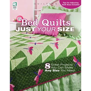 Puede incluir: Una portada de libro con una colcha verde y rosa con un diseño de libélula. El título del libro es "Bed Quilts Just Your Size" y dice "8 Great Projects You Can Make Any Size You Need".