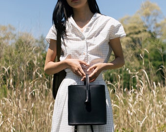 Women's Minimal Bucket Shoulder Bag - Handmade from US sourced Vegetable Tanned Leather - Black