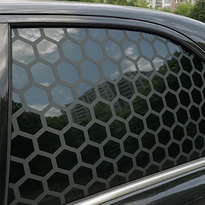 2 adesivos de janela em formato de colmeia para carros | Conjunto de 2 adesivos de vinil preto fosco para janela traseira ou lateral | Acessório de decoração de carro moderno para ele