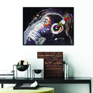 Peut inclure: Une peinture abstraite en noir et blanc d'une personne portant un casque. Le visage de la personne est masqué par le casque, mais sa main est visible au premier plan. La peinture est sur un fond sombre avec des éclaboussures de couleur.