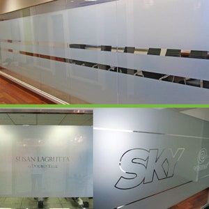 Puede incluir: Dos paneles de vidrio esmerilado con dise&ntilde;os grabados. El panel superior tiene dos franjas horizontales esmeriladas. El panel inferior tiene el texto "SUSAN LAGRUTTA" y "DOUBLE TREE" grabado en el vidrio. El segundo panel tiene la palabra "SKY" grabada en el vidrio.