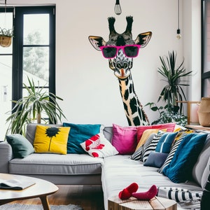 Speelse muursticker giraf met roze zonnebril | Leuke sticker met dierenkunst | Moderne woonkamerinrichting | Grillige muurkunst giraffe