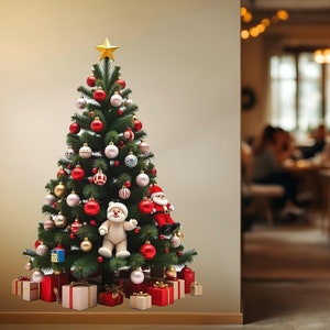 Op de afbeelding: Een groene kerstboom versierd met rode en witte kerstballen, een gouden ster bovenop en cadeaus aan de basis. Een witte teddybeer en een kerstmanfiguur staan op de boom.