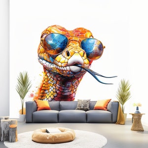 Peut inclure: Un serpent coloré avec un corps à motifs jaunes, oranges et rouges porte des lunettes de soleil bleues et sort sa langue. Le serpent regarde directement le spectateur. L'arrière-plan est blanc.