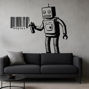 Könnte beinhalten: Schwarz-weißer Wandaufkleber eines Roboters, der einen Barcode sprüht. Der Roboter hat einen quadratischen Kopf, einen rechteckigen Körper und segmentierte Beine. Der Barcode hat die Nummer 7932741.