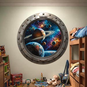 Op de afbeelding: Een grote, ronde muursticker met een gedetailleerde illustratie van planeten en een kleurrijke nevel, bekeken door een metalen patrijspoort. De planeten omvatten Saturnus met zijn ringen en de aarde. De sticker is ontworpen om eruit te zien als een venster naar de ruimte.