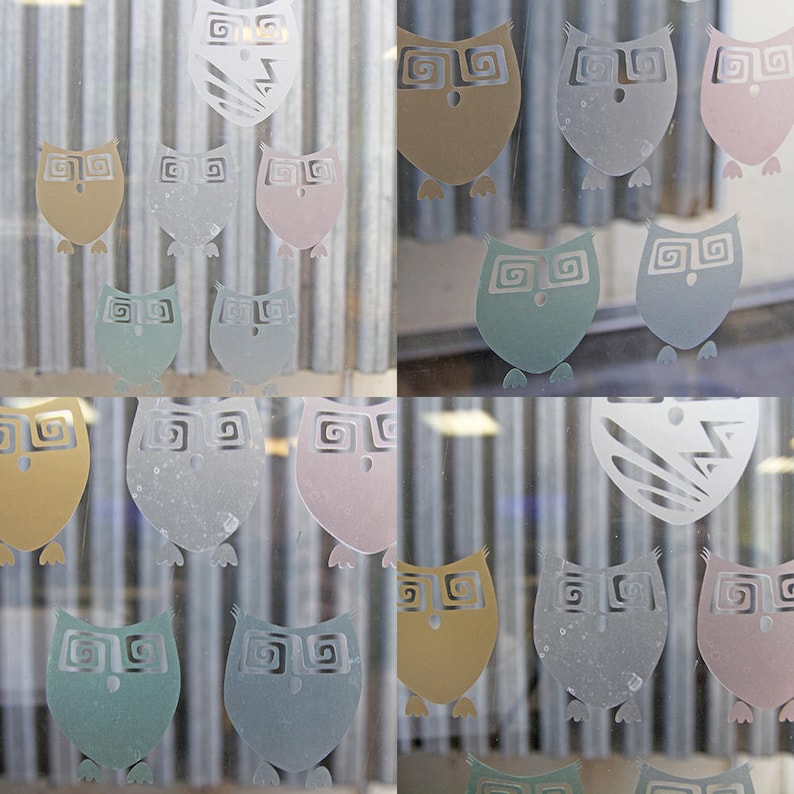 Puede incluir: Una colecci&oacute;n de calcoman&iacute;as con forma de b&uacute;ho en varios colores, incluyendo azul claro, verde claro, rosa claro y beige, se muestran en una superficie de vidrio. Los b&uacute;hos tienen un dise&ntilde;o estilizado con patrones en espiral.