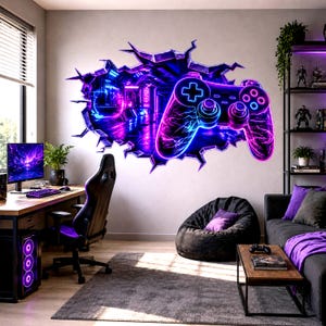 Può includere: Un grande adesivo da parete raffigurante un controller per videogiochi in stile neon luminoso che emerge da un effetto di muro crepato. Il design incorpora tonalità vibranti di viola, blu e rosa, creando un impatto visivo 3D dinamico.