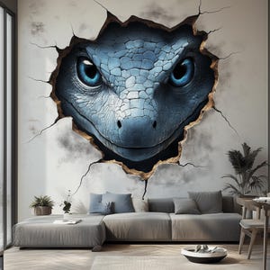Puede incluir: Una cara de reptil texturizada azul y gris asoma desde una pared blanca agrietada. El reptil tiene ojos azules penetrantes y una sonrisa de dientes. La pared es texturizada y tiene una superficie rugosa y agrietada.